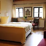 Schlossresidenz Heitzenhofen 3*